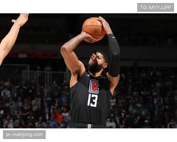 “瞬间:森林狼爱德华兹突破分球失误,教练芬奇场边立即呼叫暂停布置边线球战术” “瞬间:森林狼爱德华兹突破分球失误,教练芬奇场边立即呼叫暂停布置边线球战术”